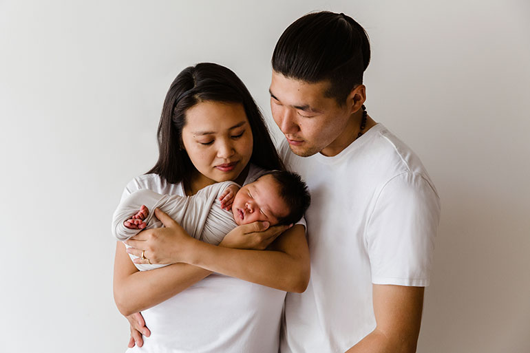 Family photos with 3 week old baby - Newborn Photography by Vanilla Images.